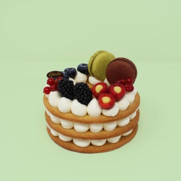 cream tart artigianale gattullo torta elegante per compleanno e celebrazioni anniversario laurea con frutta fresca e crema chantilly